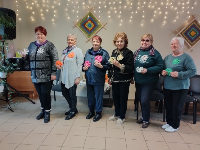 Radosā darbnīca veltīta Starptautiskajai ģimenes dienai. Ziedu dekoru izgatavošana no diegiem.